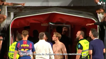 Trifulca de un aficionado del Rayo con los jugadores del Barcelona