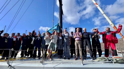 Regatistas celebrando su llegada a La Gomera