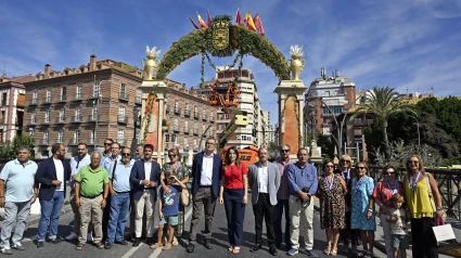 La Fuensanta cruzará el puente viejo de Murcia, bajo un arco floral de 12 metros