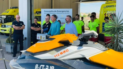 Fulgencio Gil, alcalde de Lorca y José Martínez, concejal de Emergencias junto a miembros del Servicio Municipal de Emergencias