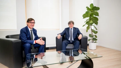 El presidente de la Generalitat, Salvador Illa (i), saluda al presidente de Junts per Catalunya, Carles Puigdemont (d), durante una reunión, a 2 de agosto de 2025, en Bruselas (Bélgica). Illa, quién ha promovido la reunión, ha remarcado su intención de tenerla con la voluntad de mandar un mensaje de diálogo, además ayer 1 de septiembre, lamentó no poder recibir al expresidente catalán en el Palau de la Generalitat al no aplicarse la ley de amnistía.Jasper Jacobs / Europa Press02/9/2025