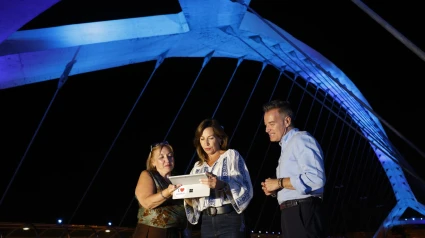 La alcaldesa ha sido la encargada de proceder al encendido de la nueva iluminación.