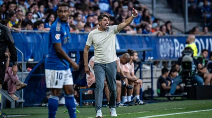 Paunovic da instrucciones durante el partido entre el Oviedo y la Real Sociedad.