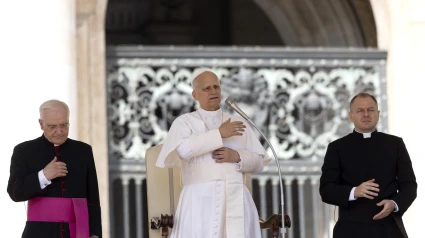 Vatican City (Vatican City State (Holy See)), 03/09/2025.- Pope Leo XIV (C) leads the weekly General Audience in Saint Peter's Square at the Vatican, 03 September 2025. (Papa) EFE/EPA/MASSIMO PERCOSSI
