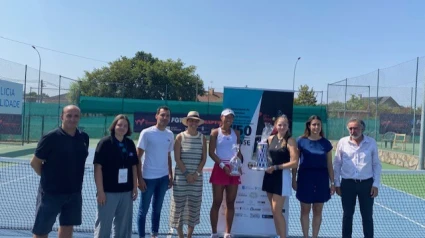 La directora del torneo, Elsa Corral, con el presidente de la Federación Gallega de Tenis, Xosé Mosquera, junto a las autoridades y la ganadora y finalista del W 50