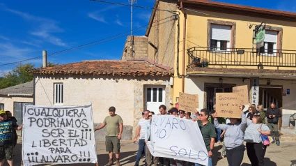 Concentración vecinal de apoyo al detenido en Olleros de Tera (Zamora) que apuñaló, presuntamente, a un hombre de 40 años