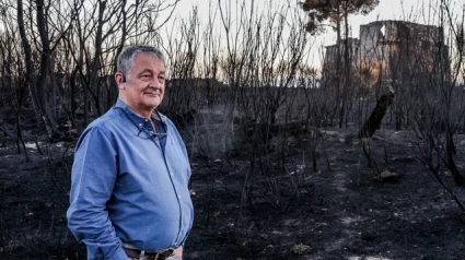 El ingeniero agrícola ante zonas arrasadas por las llamas después de vivir en primera persona un voraz fuego que llegó a 100 metros de su casa