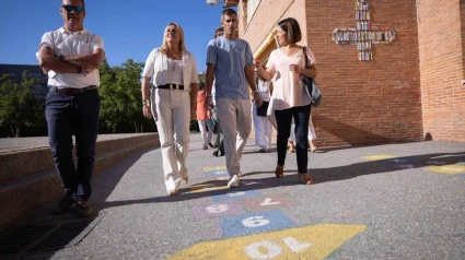 La alcaldesa de Granada, Marifrán Carazo visitando un colegio