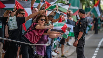 Manifestantes protestan contra el equipo Israel en la etapa con final en Zaragoza.