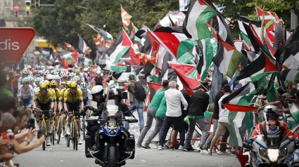 La iniciativa Gernika Palestina ha invadido este miércoles un tramo de la Gran Vía de Bilbao.