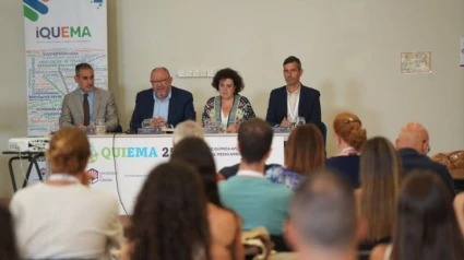 De izquierda a derecha: Luis Sánchez, Manuel Torralbo, M.ª Paz Aguilar y Vicente Montes.El Campus de Rabanales de la Universidad de Córdoba (UCO) ha acogido este miércoles el comienzo del II Congreso de Química Aplicada a la Energía y el Medio Ambiente (Quiema 2025), donde, durante dos días, investigadores procedentes del Iquema y de otras universidades españolas se dan cita para presentar las últimas investigaciones en torno a materiales para baterías y supercondensadores, conversión de la energía solar y biocombustible, uso y valorización de residuos subproductos y coproductos; materiales, biomateriales y tecnologías para reducir en el impacto ambiental, y estrategias analíticas para evaluar la calidad del medio ambiente.SOCIEDADUNIVERSIDAD DE CÓRDOBA