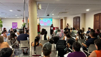La concejala de Educación, Rosa Ana Marí, durante la reunión con las familias donde se anunció la gratuidad total de la Escoleta Infantil para el curso 2025-2026
