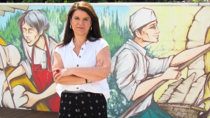 Ada Romero junto al mural situado ante el Ayuntamiento de Neda