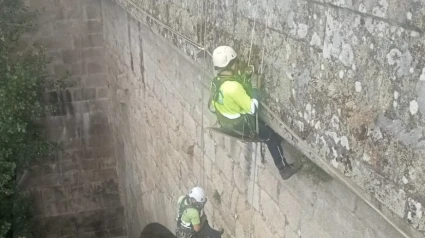 Los trabajos se llevan a cabo empleando herramientas y medios manuales sin afectaciones al puente ni al río Miño