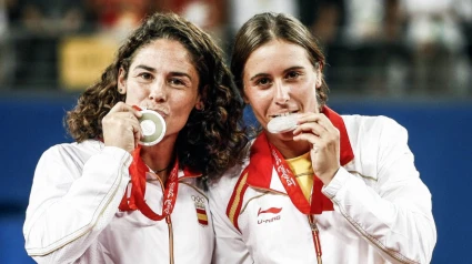 Anabel Medina, a la derecha, besa la medalla de plata conquistada en los Juegos de Pekín