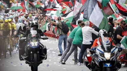 Una imagen de los incidentes sucedidos en la meta de Bilbao al paso de la Vuelta Ciclista a España