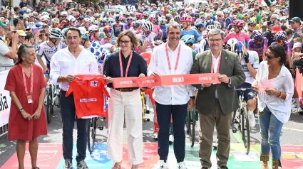 El alcalde de Bilbao, Juan María Aburto, corta la cinta de salida de la 11ª etapa de la Vuelta Ciclista, junto al resto de autoridades.