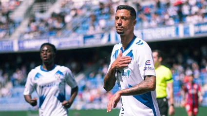 Maikel Mesa se señala el escudo durante un partido de la pasada temporada.
