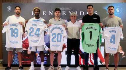 Nuevos fichajes del Real Zaragoza junto al director deportivo, Txema Indias
