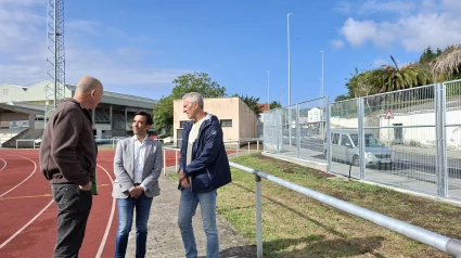 El alcalde, en el centro, durante la visita al cierre perimetral en A Malata