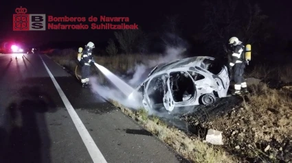 Bomberos sofocan el incendio del coche