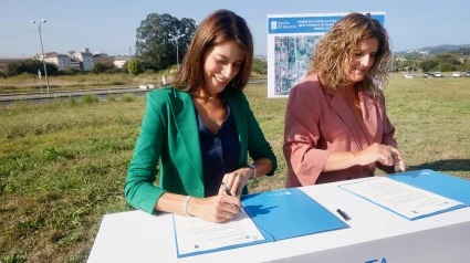 María Martínez y Marián Ferreiro durante la firma de la cesión de las dos parcelas