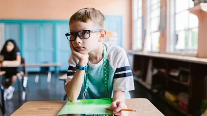 Un niño atiende en el aula