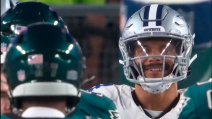 Dak Prescott sonríe tras escupir a Jalen Carter.