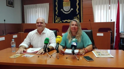 Carlos Hernando, primer teniente de alcalde, y Mar Gómez, edil de Festejos, durante la presentación