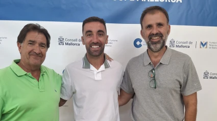 Sergi Darder junto al director de COPE Xavi Bonet y el director de Arabella Golf, Bernat Llobera