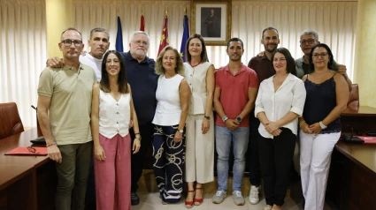 La ya ex alcaldesa, Mari Carmen Moreno, posa tras su renuncia con el que ha sido su equipo de gobierno