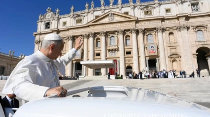 El Papa León XIV, en la víspera de la canonización de Acutis, llega a una plaza de San Pedro abarrotada de fieles