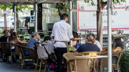 Imagen de recurso de un camarero en un bar