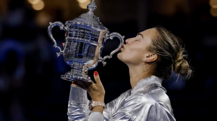 Aryna Sabalenka besa el trofeo del US Open, conquistado en Nueva York esta madrugada.