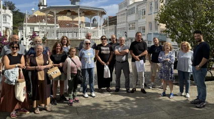 Xulio Cribeiro con algunos vecinos de Cedeira