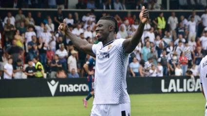 Un jugador del Ceuta celebra el gol de la victoria