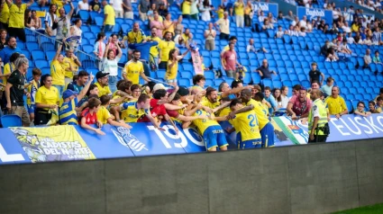 Los jugadores del Cádiz celebran el empate