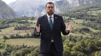 Adrián Barbón, durante la grabación de su mensaje institucional por el Día de Asturias