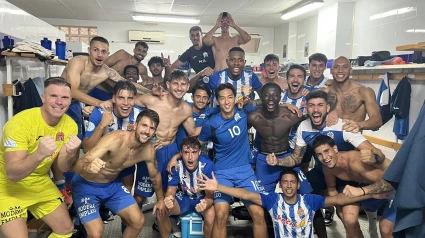 El Águilas FC celebró la victoria ante el Yeclano Deportivo en su vestuario por todo lo grande