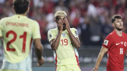 Lamine Yamal se lamenta en el partido ante Turquía