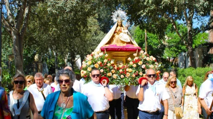 Procesión de la Virgen de las Huertas en un trono de andas
