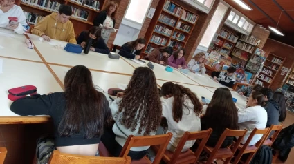 Alumnos en el Club de Lectura