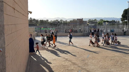 Niños entrando a un colegio en Lorca