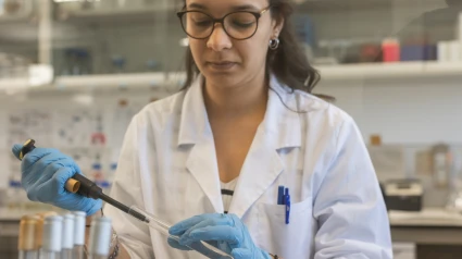 Investigadora de l'estudi d'Agrotecnio i la UdL en un laboratori