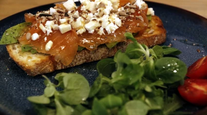 Torrada d'alvocat i salmó marinat amb pa sense gluten de l'Abbiocco de Lleida