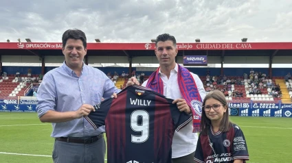 El presidente del CD Extremadura entregó una camiseta a Willy, que fue homenajeado