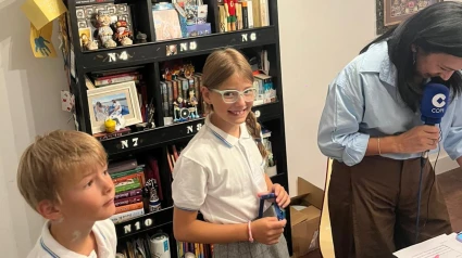 Pilar Cisneros acompaña a Valentina y Nicolás en su primer día de colegio