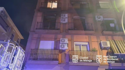 Escaparon por el balcón: siete vecinos atendidos y varias viviendas afectadas en un incendio en Málaga capital