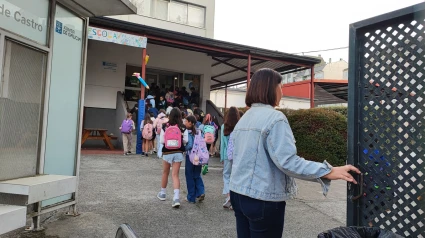 Entrada de niños en un colegio de Lugo