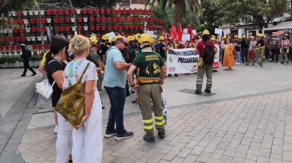 Los bomberos forestales se han manifestado esta mañana en Murcia